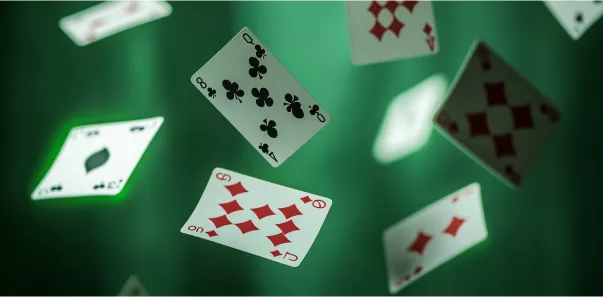 Fichas e cartas sobre a mesa de pôquer